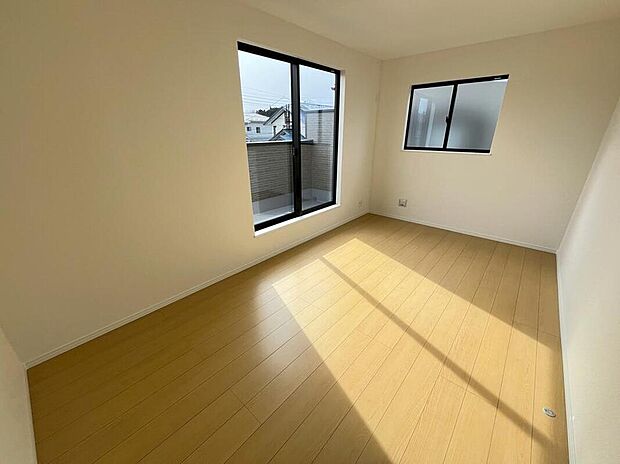 【リビング以外の居室】現地(A号棟)撮影
採光、通風が心地よいお部屋です。お子様部屋にも、お父さんの書斎にも、どんな目的でも心地よくお使いいただけるようなデザインです♪