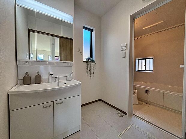 【洗面台・洗面所】A号棟撮影
白を基調とした清潔感のある三面鏡仕様の洗面台です♪鏡裏には収納スペースもあり、小物などをスッキリ片づけることが出来ます☆