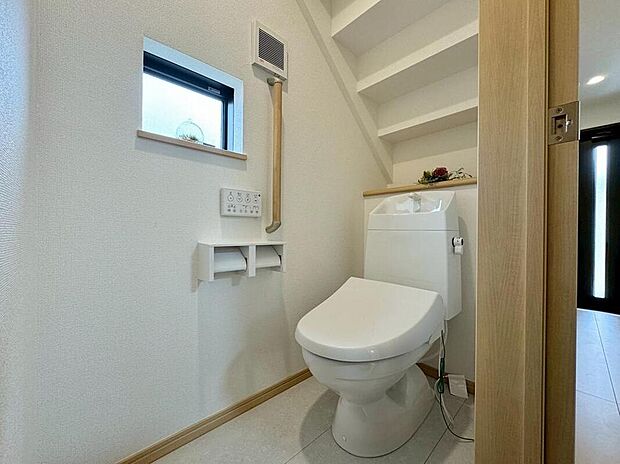 【トイレ】A号棟撮影
快適な生活を送るための必須アイテムとなった洗浄機能付トイレ。おしり洗浄、ビデ洗浄、暖房便座の3つの機能を標準装備しています♪