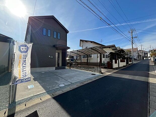 【前面道路含む現地写真】現地(2月)撮影。周辺に高い建物が少なく、外観からも開放感を感じられる住まいです。