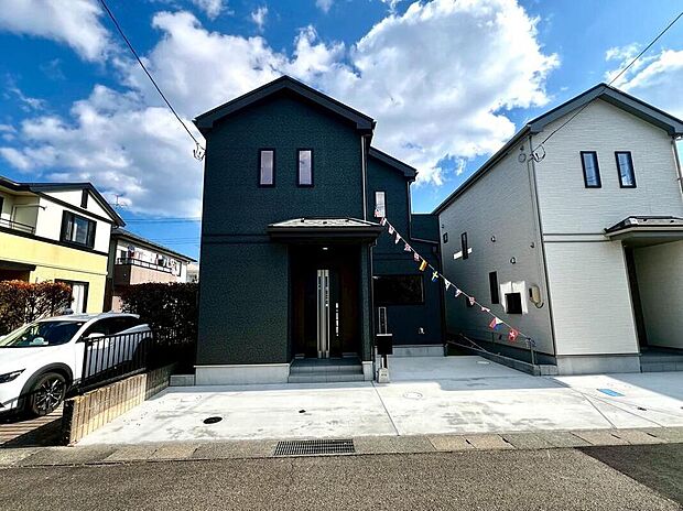 【現地外観写真】現地（2026年2月）撮影。住宅街の中でも開けた場所に位置し、外観からも明るい雰囲気が伝わる住まいです。