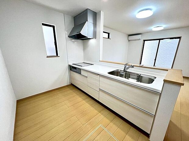 【キッチン】A号棟
キッチンは対面式となっており、開放感かつリビングと一体感のある仕様でございます♪家族のコミュニケーションが絶えない、そんな空間を創り出していますね。調理スペースも広く使い勝手がいいです。