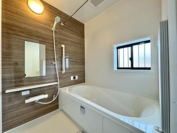 【浴室】A号棟撮影
広々大きめの浴槽。毎日の疲れを癒すゆったりくつろぎ空間♪バスは窓付きで明るく清潔。一坪タイプなので浴槽も洗い場も広くて子供とも入れて親子のコミュニケーションもとれますね♪