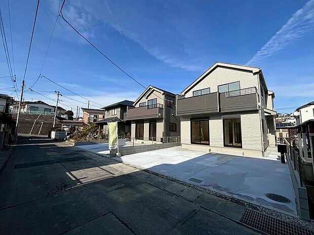 【前面道路含む現地写真】現地（2月）撮影。2台以上の駐車が可能なゆとりある敷地で、来客時や複数台所有のご家庭にも便利です。