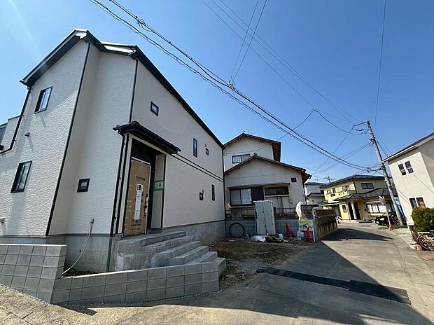 【前面道路含む現地写真】収納力充実の4ＬＤＫ！
主寝室にはウォークインクローゼットとフリースペース(納戸)が付いています。
各居室にも収納完備！お部屋が片付きスッキリとした印象に！現地（3月）撮影
