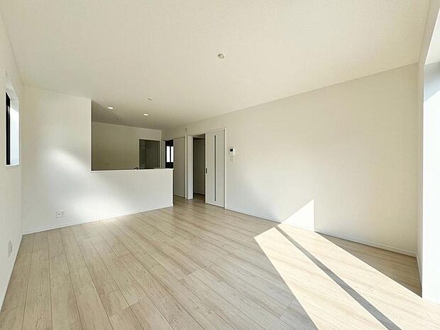 【リビング】完成施工例
落ち着いた色合い、ナチュラルなデザインのリビングです。家具の配置がしやすい形で、窓からは柔らかい光が差し込み日当たり・通風良好です♪のびのびと過ごせそうな空間です。