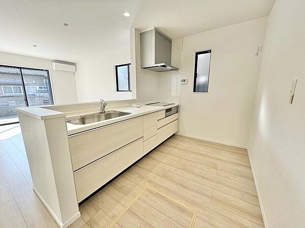 【キッチン】完成施工例
キッチンは対面式となっており、開放感かつリビングと一体感のある仕様でございます♪家族のコミュニケーションが絶えない、そんな空間を創り出していますね。調理スペースも広く使い勝手がいいです。