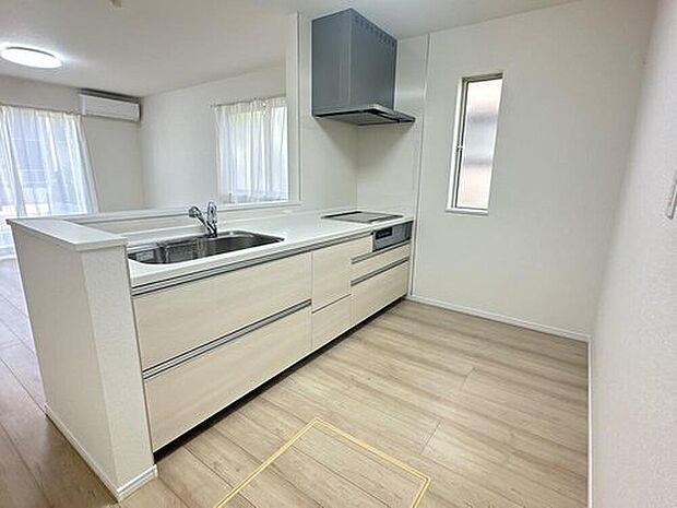 【キッチン】完成施工例
キッチンは対面式となっており、開放感かつリビングと一体感のある仕様でございます♪家族のコミュニケーションが絶えない、そんな空間を創り出していますね。調理スペースも広く使い勝手がいいです。