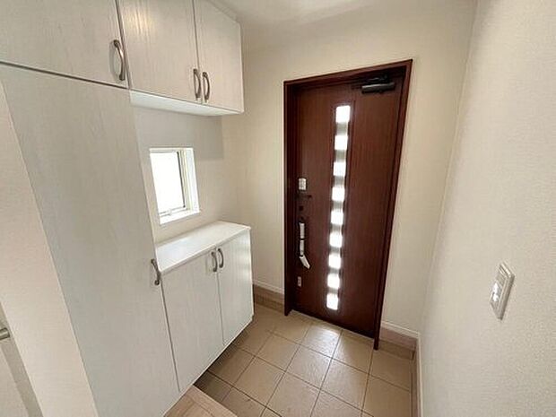 【玄関】完成施工例
明るくて広々とした玄関ホール 大型のシューズボックスを備えているので、散らかりがちな玄関もすっきりと