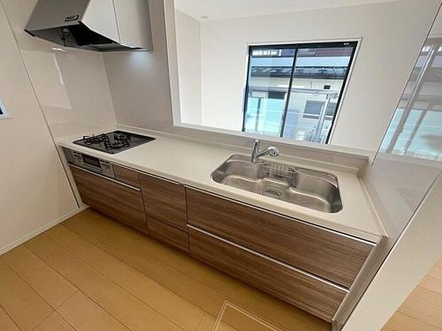 【キッチン】完成施工例
キッチンは対面式となっており、開放感かつリビングと一体感のある仕様でございます♪家族のコミュニケーションが絶えない、そんな空間を創り出していますね。調理スペースも広く使い勝手がいいです。