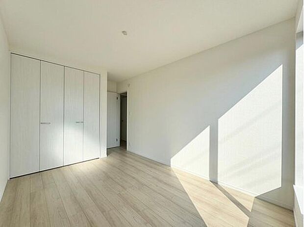 【リビング以外の居室】完成施工例
採光、通風が心地よいお部屋です。お子様部屋にも、お父さんの書斎にも、どんな目的でも心地よくお使いいただけるようなデザインです♪