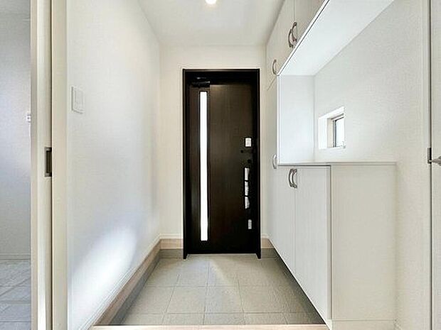 【玄関】完成施工例
明るくて広々とした玄関ホール　大型のシューズボックスを備えているので、散らかりがちな玄関もすっきりと片付きます！