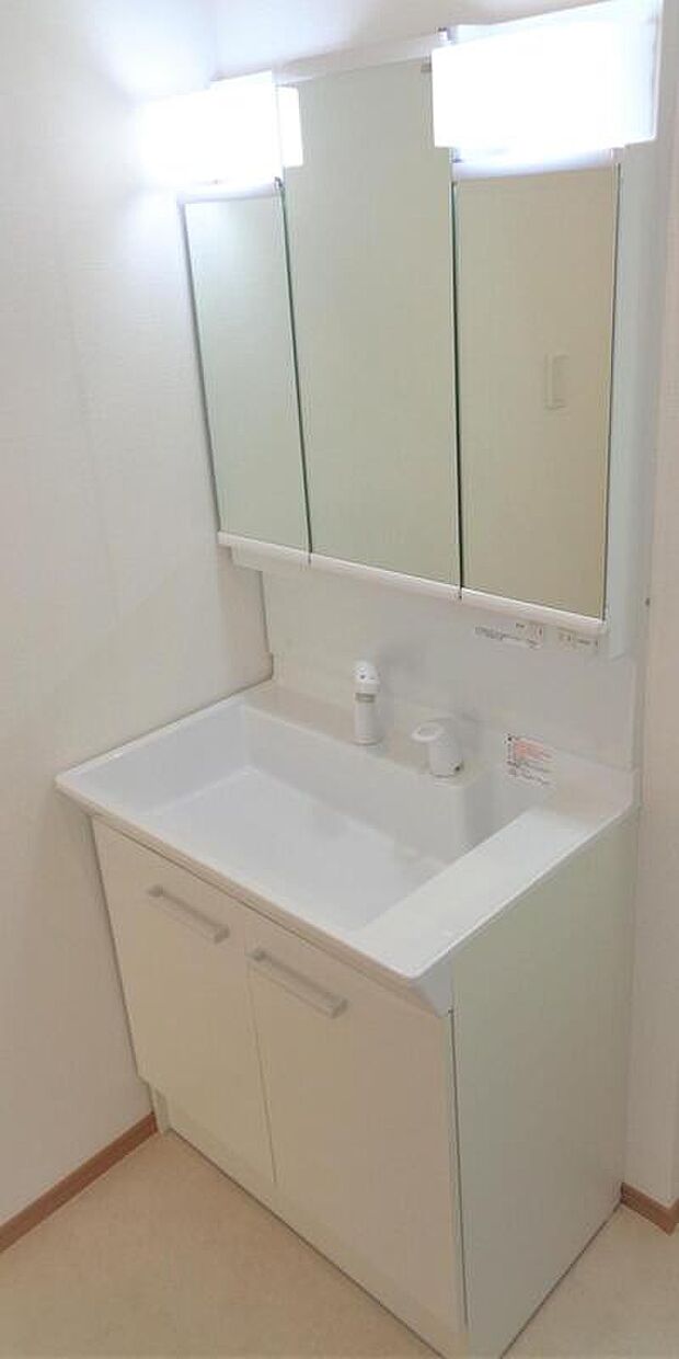 【同形状・同仕様写真(その他内観)】完成施工例
白を基調とした清潔感のある三面鏡仕様の洗面台です♪鏡裏には収納スペースもあり、小物などをスッキリ片づけることが出来ます☆