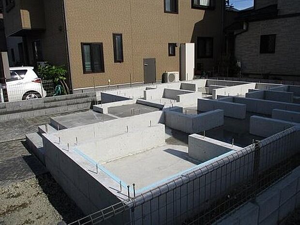 【鉄筋コンクリート造ベタ基礎】スラブ厚150ｍｍ、住盤（ＧＬ）から高さ、400ｍｍ以上を確保しています。地面からの湿気を防ぎ、不等沈下や地震時のねじれを防ぐ効果があり、白蟻に対する予防策としても有効です。