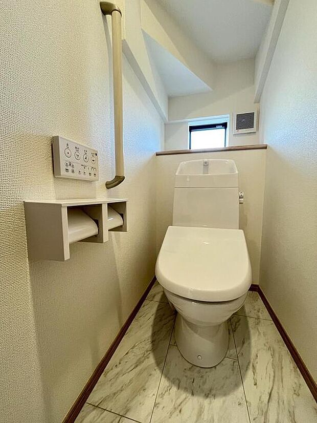 【トイレ】A号棟撮影
快適な生活を送るための必須アイテムとなった洗浄機能付トイレ。おしり洗浄、ビデ洗浄、暖房便座の3つの機能を標準装備しています♪