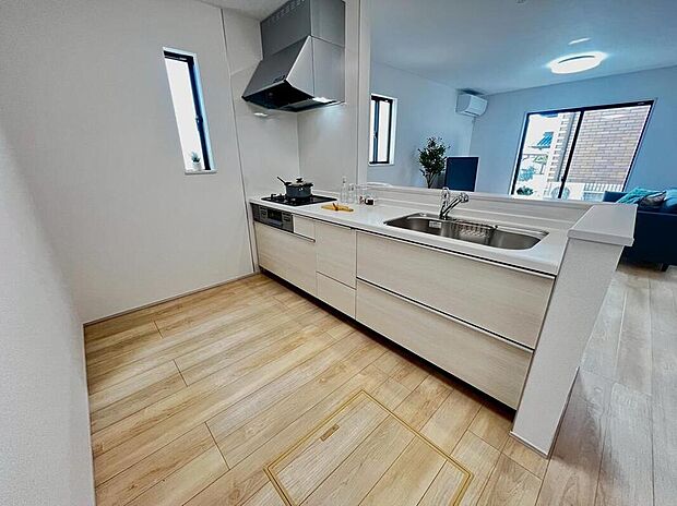 【キッチン】A号棟
キッチンは対面式となっており、開放感かつリビングと一体感のある仕様でございます♪家族のコミュニケーションが絶えない、そんな空間を創り出していますね。調理スペースも広く使い勝手がいいです。