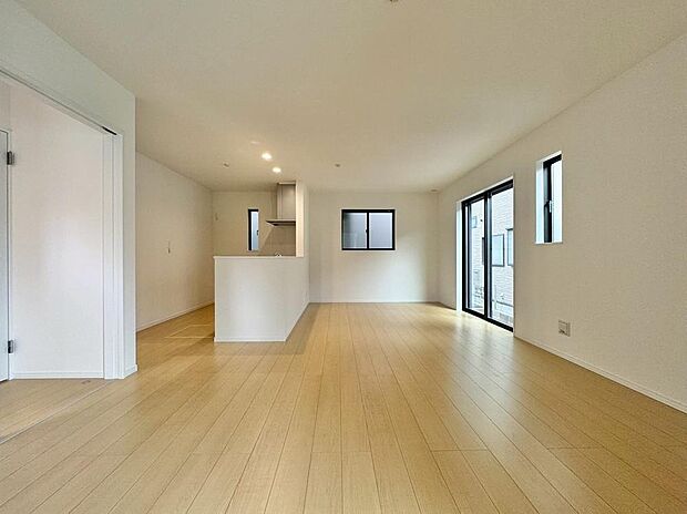 【リビング】B号棟
落ち着いた色合い、ナチュラルなデザインのリビングです。家具の配置がしやすい形で、窓からは柔らかい光が差し込み日当たり・通風良好です♪のびのびと過ごせそうな空間です。