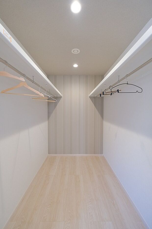 大容量のウォークインクローゼット。