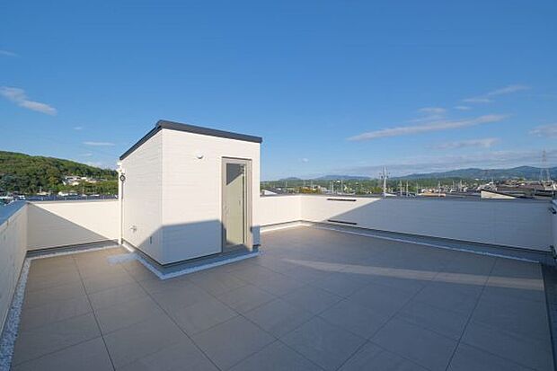 【【121号地】】雨を避けるためだけだった屋根を、家族の絆を深める特別な空間に。
仲間とバーベキューやママ友会、グランピングに水あそびなど、楽しみ方は無限大!