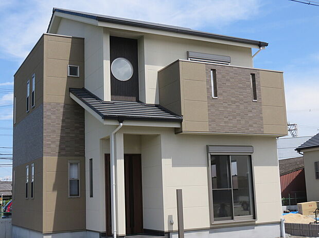 【外観(弊社施工例)】ナチュラルな外観。丸にデザインされた窓がお洒落です。