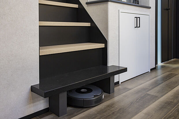 【こだわり収納(弊社施工例)】お掃除ロボットを収納できる基地を設置。