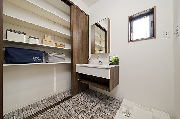 【洗面所施工例】洗面化粧台横に便利な収納