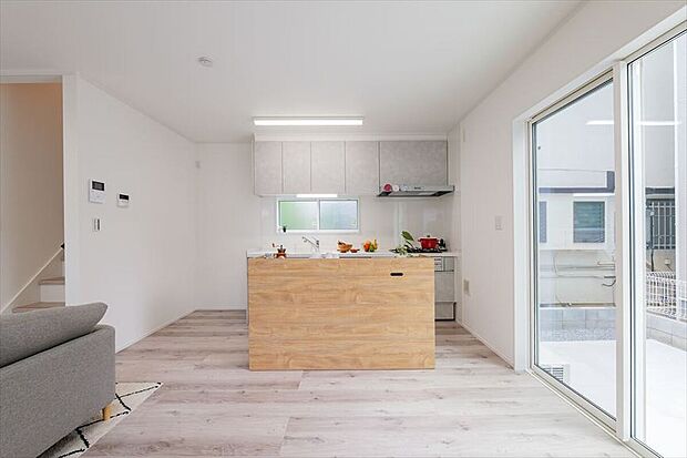 【リビング階段と壁付けキッチン】動線効率もよいリビング階段。さらに、壁付けキッチンにすることで広々とした空間を確保しています。壁付けキッチン+カウンター収納を組み合わせることで対面キッチン形式同様の使い方が可能です。