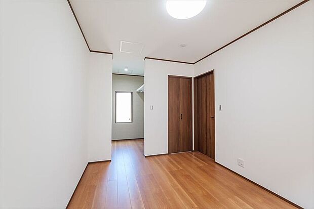 【施工例写真 ウォークインクローゼット】可動棚を設け お好みのレイアウトが可能です。