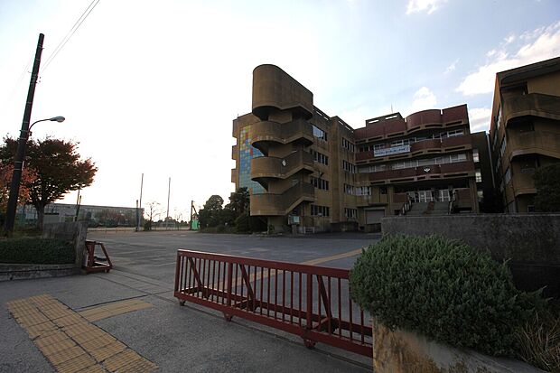 越谷市立千間台中学校（約530m）