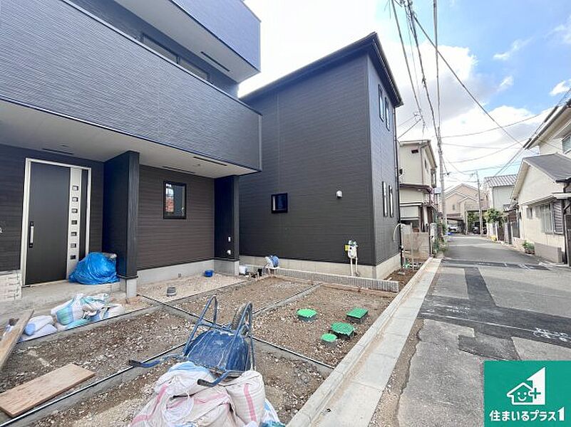 周辺は落ち着いた街並みの住宅地！子育てがしやすい住環境です！まだ未完成ですが、現地でしかわからない事もございます。是非一度ご覧ください。