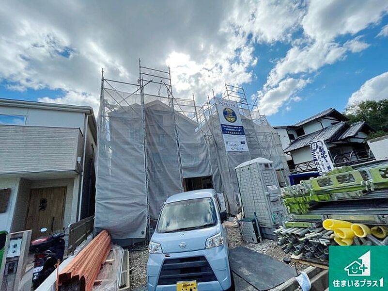 周辺は落ち着いた街並みの住宅地！子育てがしやすい住環境です！まだ未完成ですが、現地でしかわからない事もございます。是非一度ご覧ください。