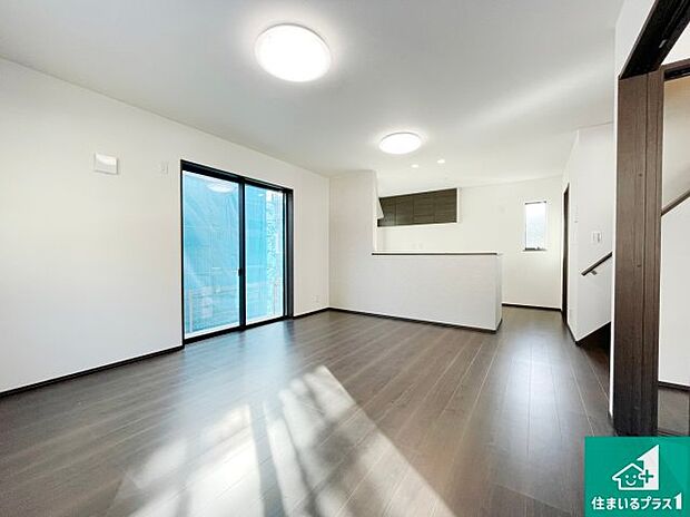 シンプルなリビングは、観葉植物等のインテリアを楽しめますね!パパ好みにも、ママ好みにも家具次第で雰囲気を変えることができます!