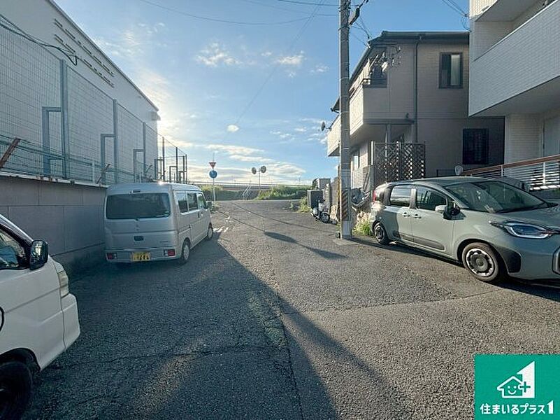 周辺は落ち着いた街並みの住宅地！子育てがしやすい住環境です！まだ未完成ですが、現地でしかわからない事もございます。是非一度ご覧ください。