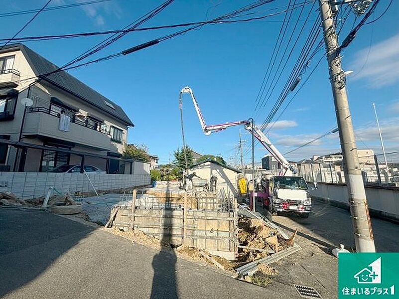 周辺は落ち着いた街並みの住宅地！子育てがしやすい住環境です！まだ未完成ですが、現地でしかわからない事もございます。是非一度ご覧ください。