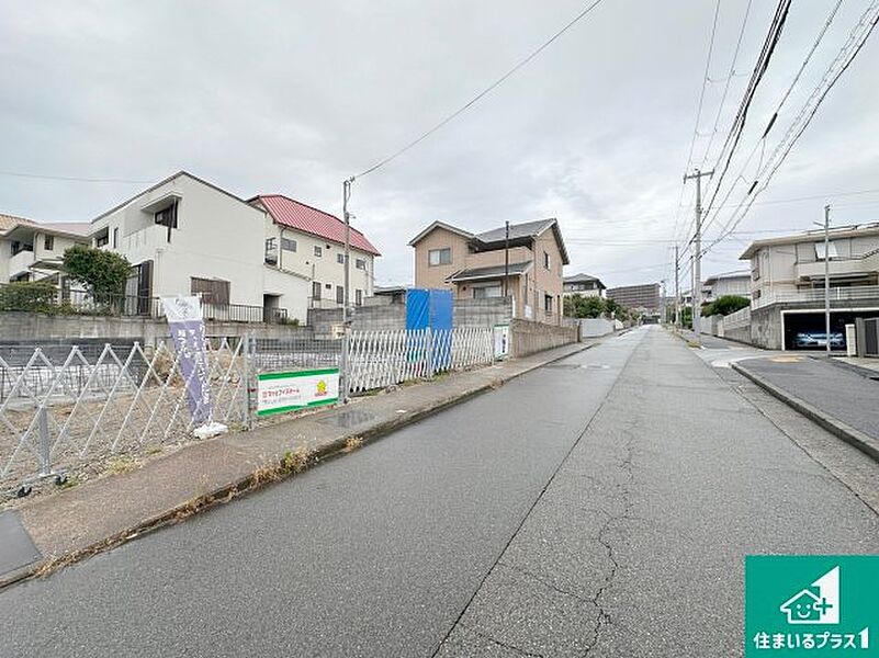 周辺は落ち着いた街並みの住宅地！子育てがしやすい住環境です！まだ未完成ですが、現地でしかわからない事もございます。是非一度ご覧ください。