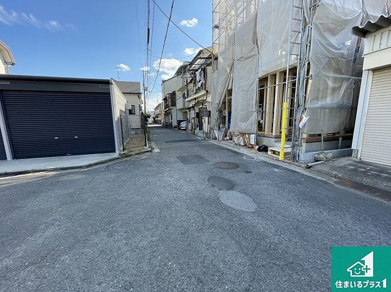 周辺は落ち着いた街並みの住宅地！子育てがしやすい住環境です！まだ未完成ですが、現地でしかわからない事もございます。是非一度ご覧ください。