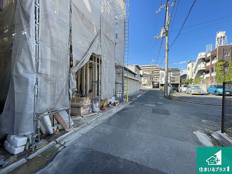 周辺は落ち着いた街並みの住宅地！子育てがしやすい住環境です！まだ未完成ですが、現地でしかわからない事もございます。是非一度ご覧ください。