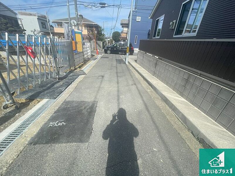 周辺は落ち着いた街並みの住宅地！子育てがしやすい住環境です！まだ未完成ですが、現地でしかわからない事もございます。是非一度ご覧ください。