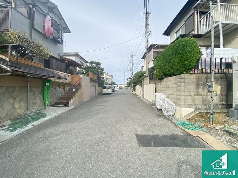 周辺は落ち着いた街並みの住宅地！子育てがしやすい住環境です！まだ未完成ですが、現地でしかわからない事もございます。是非一度ご覧ください。