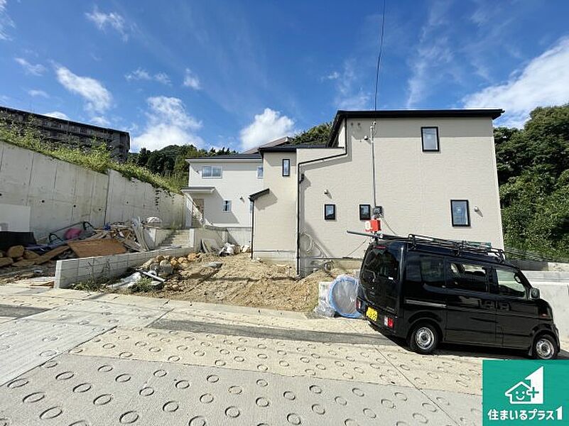 周辺は落ち着いた街並みの住宅地！子育てがしやすい住環境です！まだ未完成ですが、現地でしかわからない事もございます。是非一度ご覧ください。