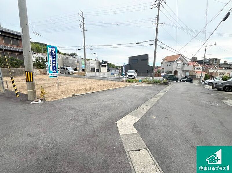 周辺は落ち着いた街並みの住宅地！子育てがしやすい住環境です！まだ未完成ですが、現地でしかわからない事もございます。是非一度ご覧ください。