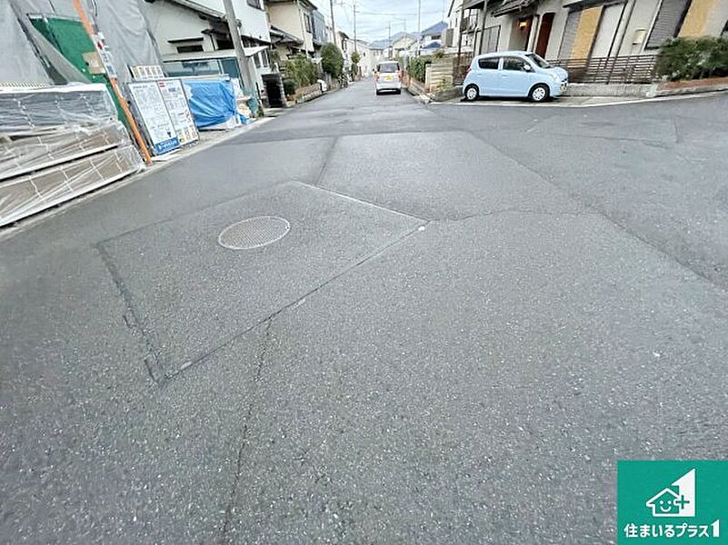 周辺は落ち着いた街並みの住宅地！子育てがしやすい住環境です！まだ未完成ですが、現地でしかわからない事もございます。是非一度ご覧ください。