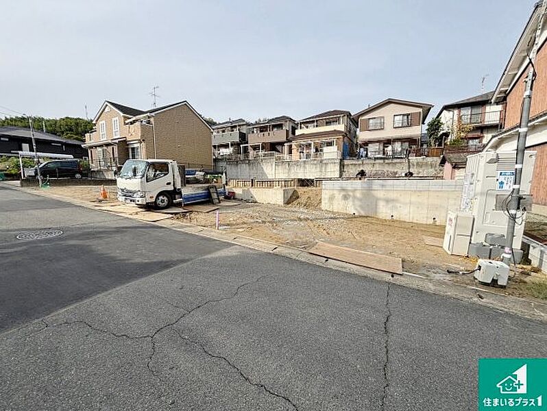 周辺は落ち着いた街並みの住宅地！子育てがしやすい住環境です！まだ未完成ですが、現地でしかわからない事もございます。是非一度ご覧ください。