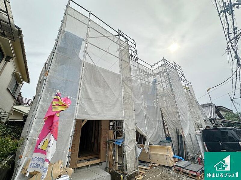 周辺は落ち着いた街並みの住宅地！子育てがしやすい住環境です！まだ未完成ですが、現地でしかわからない事もございます。是非一度ご覧ください。