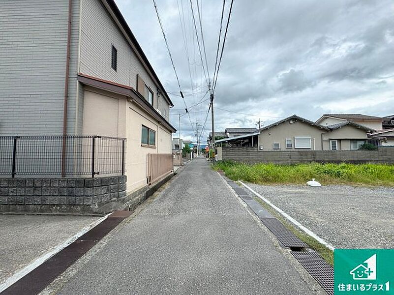 周辺は落ち着いた街並みの住宅地！子育てがしやすい住環境です！まだ未完成ですが、現地でしかわからない事もございます。是非一度ご覧ください。