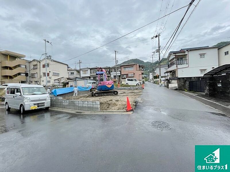 周辺は落ち着いた街並みの住宅地！子育てがしやすい住環境です！まだ未完成ですが、現地でしかわからない事もございます。是非一度ご覧ください。