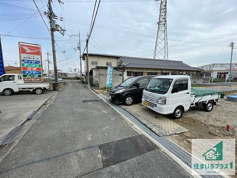 周辺は落ち着いた街並みの住宅地！子育てがしやすい住環境です！まだ未完成ですが、現地でしかわからない事もございます。是非一度ご覧ください。