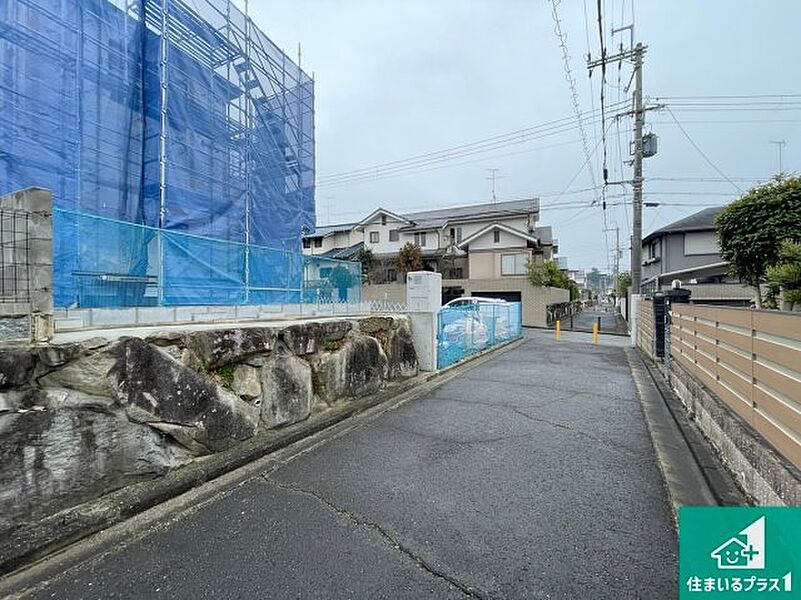 周辺は落ち着いた街並みの住宅地！子育てがしやすい住環境です！まだ未完成ですが、現地でしかわからない事もございます。是非一度ご覧ください。