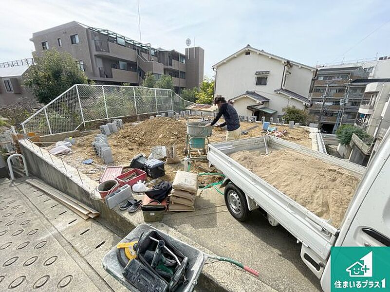 周辺は落ち着いた街並みの住宅地！子育てがしやすい住環境です！まだ未完成ですが、現地でしかわからない事もございます。是非一度ご覧ください。