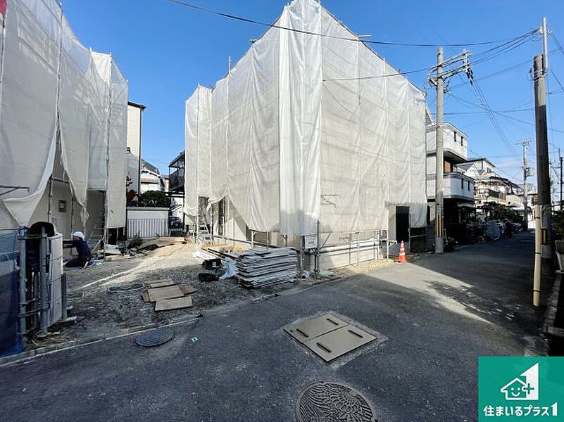 周辺は落ち着いた街並みの住宅地！子育てがしやすい住環境です！まだ未完成ですが、現地でしかわからない事もございます。是非一度ご覧ください。